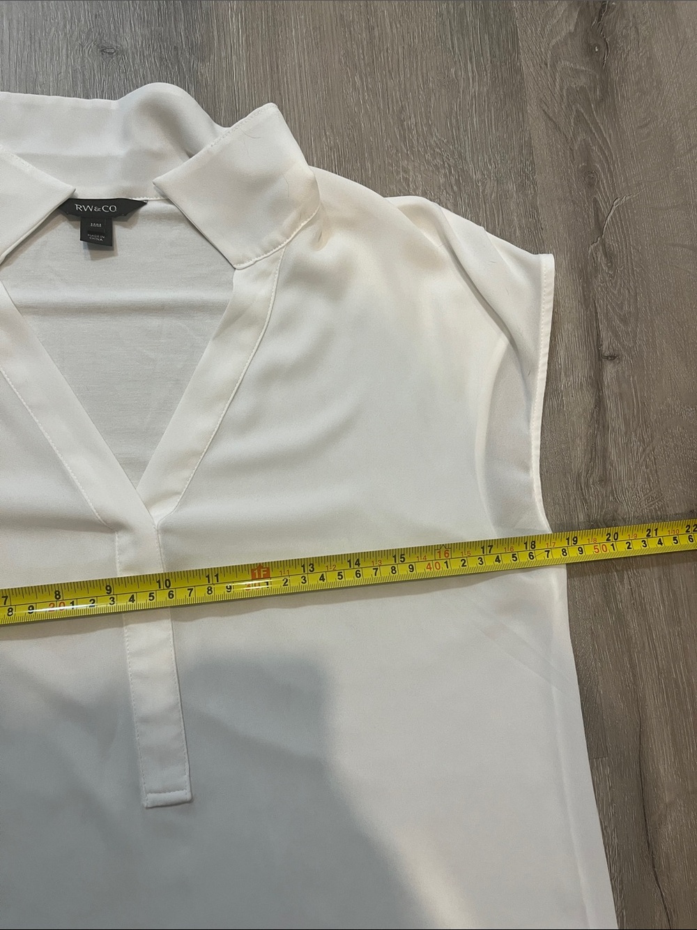 RW&CO. Sleeveless Cream Collared V-Neck Blouse - Picture 4 of 4